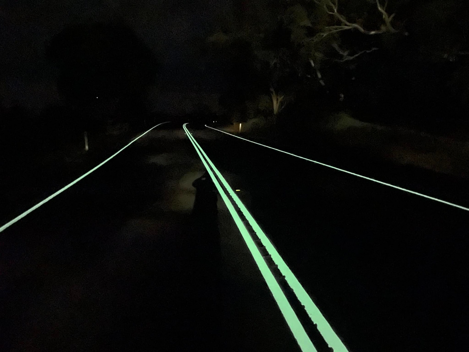 Imazhet e autostradës së ndritshme në Australi bëhen virale