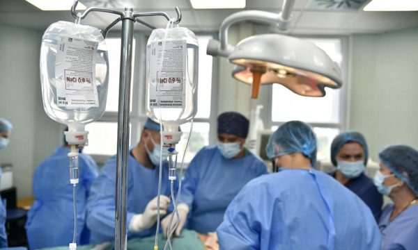 Anesteziologët po e lënë sektorin publik për atë privat, rrezikohen të zgjerohen listat e pritjes