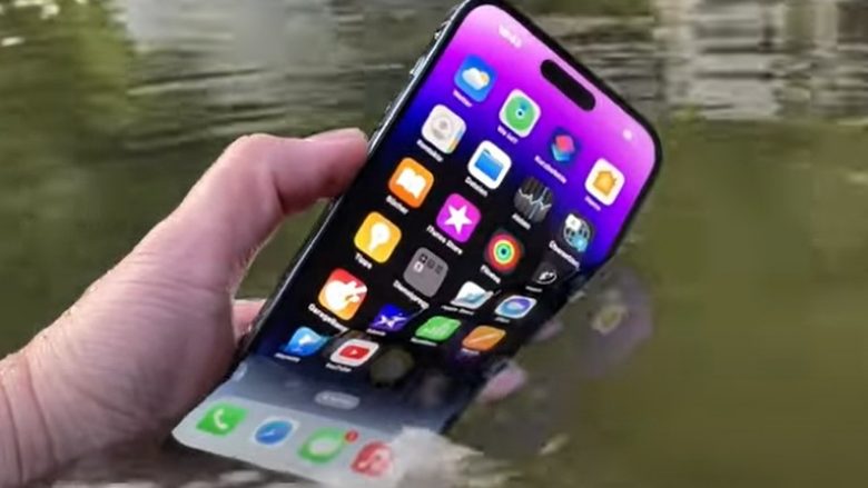 YouTuberi teston në ujë telefonin iPhone 14 Pro Max