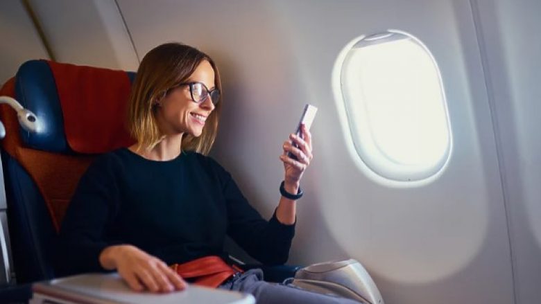 Pasagjerët në aeroplan do të mund të përdorin telefonat e tyre nga viti i ardhshëm