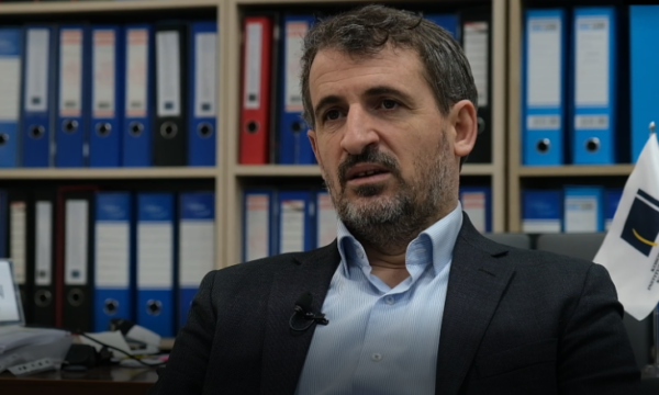 Miftaraj  Kurti  politikani i parë që e mbron secilin zyrtar të akuzuar për korrupsion